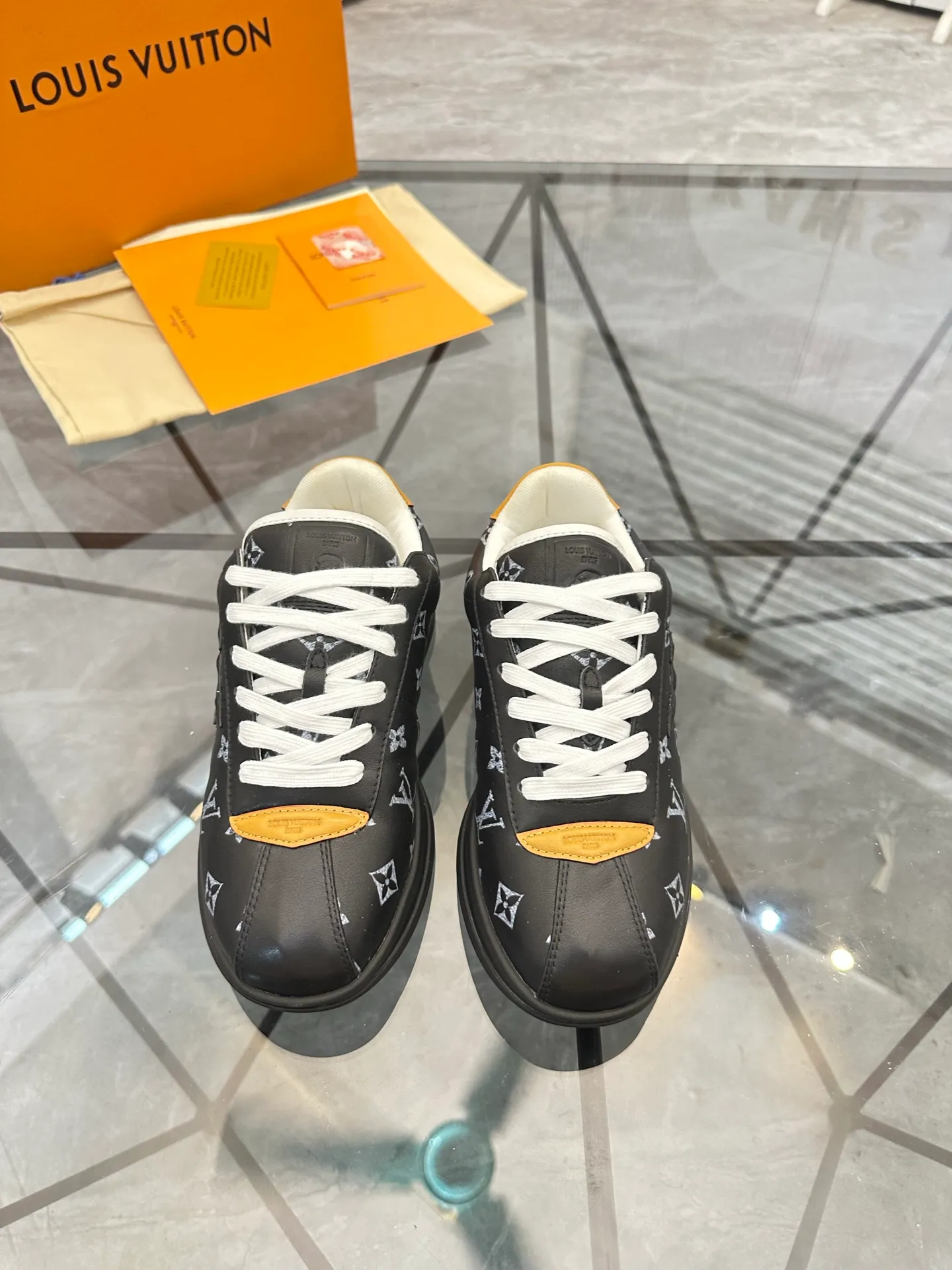 Men's shoes: 💰P700¥ Top quality Product trademark: LV* "Louis Vuitton*" low-top casual shoes Regular size: 35-45 (can be customized to 46) Couple style Product materials: Imported cowhide upper, breathable lining, original outsole. Number: two